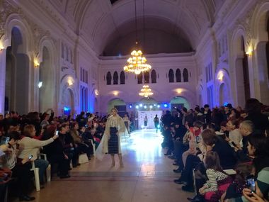 Ziua Unirii, la Galaţi: O sută de fete îmbrăcate cu ii vechi şi de 140 de ani au defilat la Universitate 