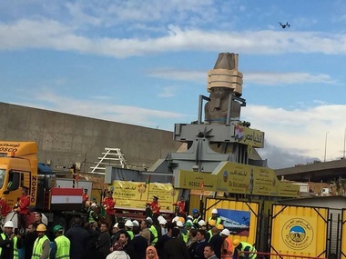 O statuie uriaşă a faraonului Ramses al II-lea, mutată la intrarea noului muzeu din Cairo, pentru a atrage turiştii