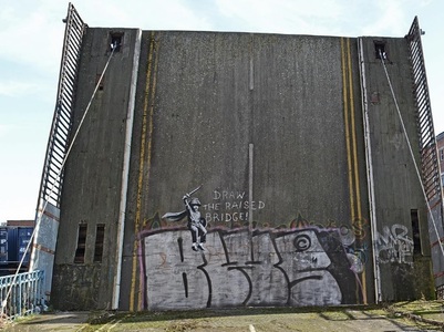 Un mural atribuit lui Banksy a fost salvat de un bărbat care îşi câştigă traiul curăţând geamuri - FOTO