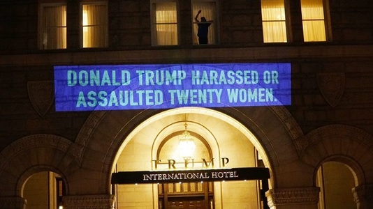 Mesaj anti-Trump pe faţada hotelului său de la Washington: "Donald Trump a hărţuit sau agresat douăzeci de femei" 