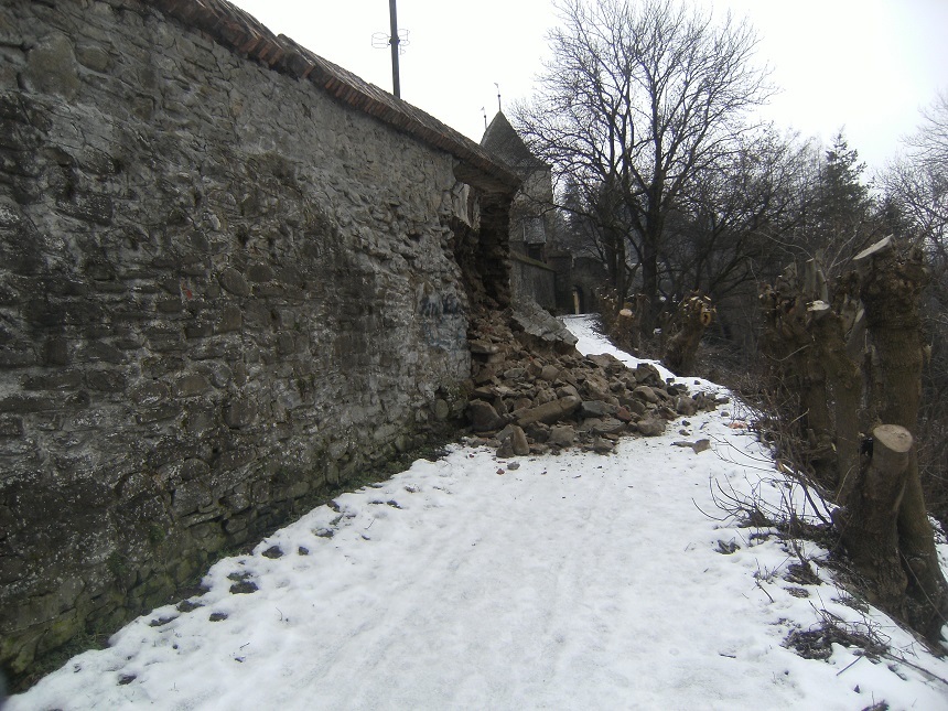Zidul de incintă al Cetăţii Medievale Sighişoara s-a prăbuşit pe o porţiune de 4,6 metri
