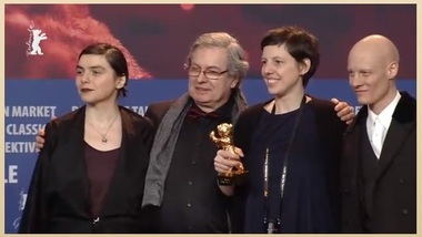 El Pais despre filmul Adinei Pintilie, laureat cu Ursul de Aur la Berlin: "Filmat cu răceală estetică şi afecţiune pentru protagonişti". Le Monde: "O excursie în intimitate". The Hollywood Reporter: "Provocator"
