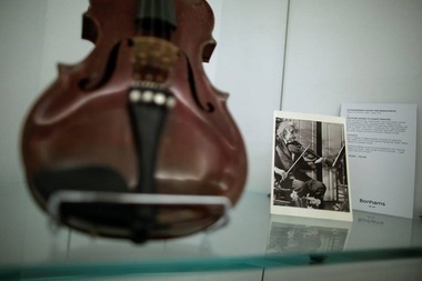 O vioară care a aparţinut lui Albert Einstein, scoasă la licitaţie

