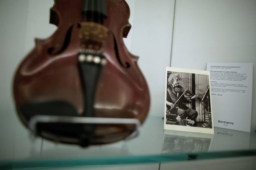 O vioară care a aparţinut lui Albert Einstein, scoasă la licitaţie

