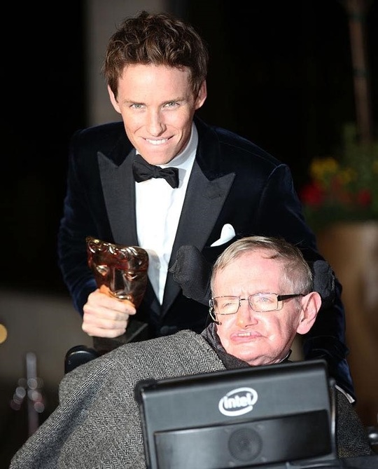 Eddie Redmayne şi Stephen Hawking, la premiile BAFTA (Foto: Facebook)