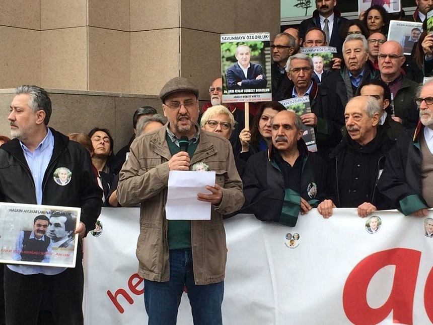 Turcia: Jurnaliştii de la gazeta Cumhuriyet au manifestat în semn de solidaritate cu patronul încarcerat