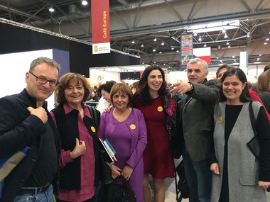 Scriitorii Ana Blandiana, Gabriela Adameşteanu, Nora Iuga, Mircea Cărtărescu, protest cu insigne galbene #Rezist la Târgul de Carte de la Leipzig