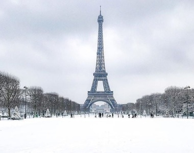 Turnul Eiffel a fost închis duminică din cauza zăpezii