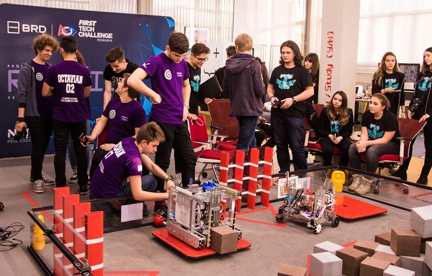 Elevi pasionaţi de robotică vor fi desemnaţi să reprezinte România în SUA, după finala competiţiei „BRD FIRST Tech Challenge Romania”