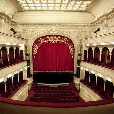 REPORTAJ - În culisele Teatrului Odeon. Actorul Marius Stănescu, mesaj pentru public: Să vină şi să se bucure de viaţa în direct pe care o vor vedea pe scenă. FOTO