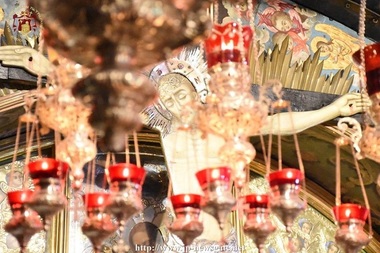 Lumina Sfântă s-a aprins în Biserica Mormântului Sfânt din Ierusalim - VIDEO