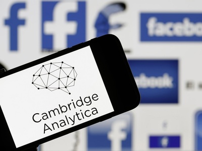 Facebook va alerta, începând de luni, utilizatorii ale căror date au fost folosite de Cambridge Analytica

