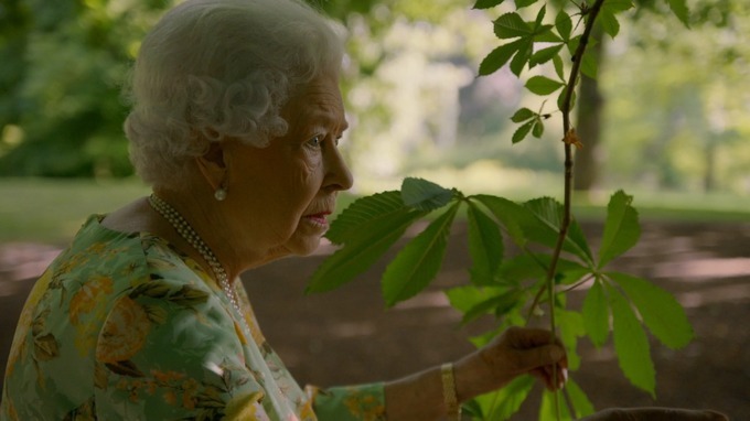 Documentarul „The Queen’s Green Planet” va fi lansat luni. David Attenborough, împreună cu Elizabeth II în grădina palatului Buckingham