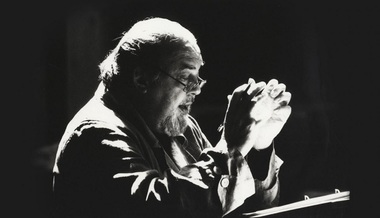 Organizatorii galei Olivier vor numi un premiu în memoria lui Peter Hall, după ce l-au omis pe regizor în secţiunea „In Memoriam”