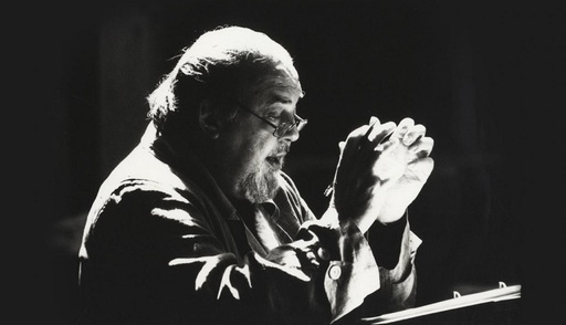Organizatorii galei Olivier vor numi un premiu în memoria lui Peter Hall, după ce l-au omis pe regizor în secţiunea „In Memoriam”
