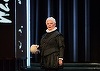 O haină roşie purtată de Ian McKellen în "Regele Lear" şi colanţii negri îmbrăcaţi de Judi Dench ca Hamlet, licitaţi pe eBay - FOTO