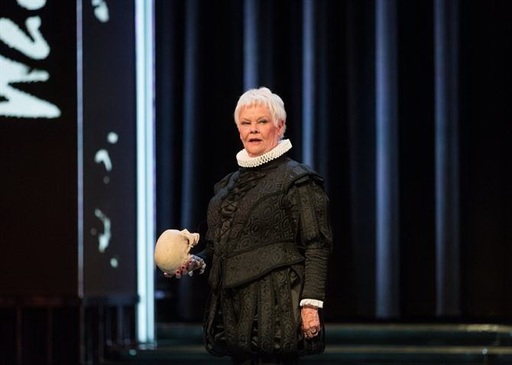 O haină roşie purtată de Ian McKellen în "Regele Lear" şi colanţii negri îmbrăcaţi de Judi Dench ca Hamlet, licitaţi pe eBay - FOTO
