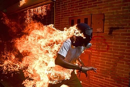 Fotografia unui bărbat cuprins de flăcări în timpul protestelor din Venezuela a câştigat World Press Photo Award 2018