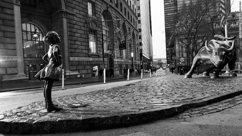 Statuia fetiţei care înfruntă un taur pe Wall Street va fi mutată în faţa Bursei din New York