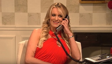 Stormy Daniels i-a cerut demisia lui Donald Trump într-un scheci din emisiunea „SNL” - VIDEO