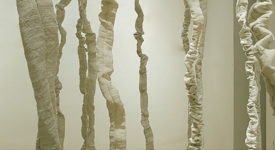Artista Victoria Zidaru expune la MNTR obiecte şi instalaţii din fân, in, cânepă, plante uscate