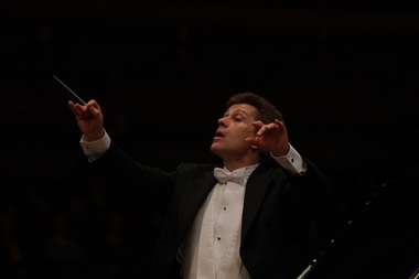 Dirijorul Christian Badea şi câştigătorul Concursului Ceaikovski 2015, violoncelistul Andrei Ioniţă, revin la Filarmonica „George Enescu“