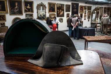 Un bicorn atribuit împăratului Napoleon, găsit la Waterloo, a fost vândut la licitaţie contra sumei de 350.000 de euro