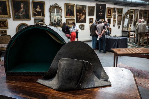 Un bicorn atribuit împăratului Napoleon, găsit la Waterloo, a fost vândut la licitaţie contra sumei de 350.000 de euro