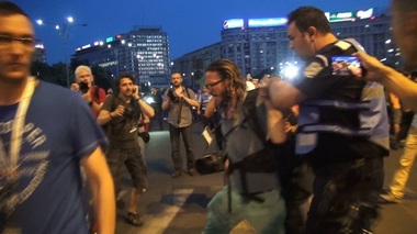 Jurnalistul german ridicat de jandarmi în faţa Guvernului: Nu vă lăsaţi intimidaţi de abuzuri! Ne vedem în Piaţă!/Jandarmeria: A forţat dispozitivul de jandarmi, nu a prezentat un document oficial care să ateste calitatea de jurnalist - VIDEO