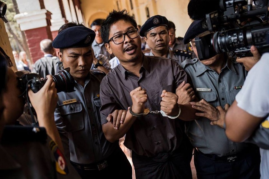 Un reporter Reuters declară că Poliţia din Myanmar a "plantat" documente secrete