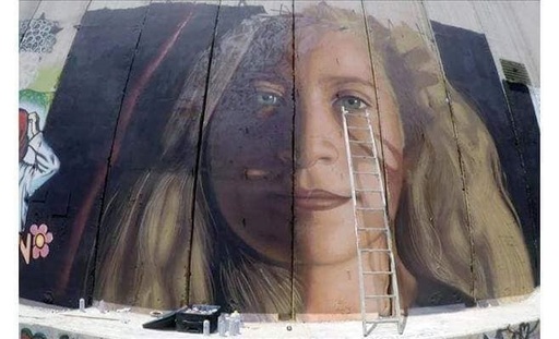 Portret gigant cu activista palestiniană Ahed Tamimi la graniţa dintre Israel şi Cisiordania