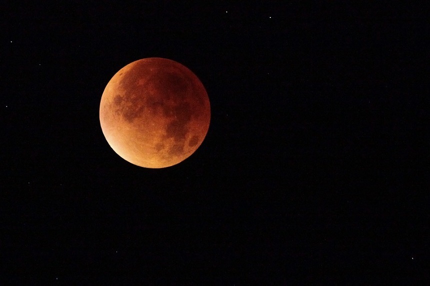 A început cea mai lungă eclipsă de Lună din acest secol. În România, maximul va fi la ora 23.22. VIDEO