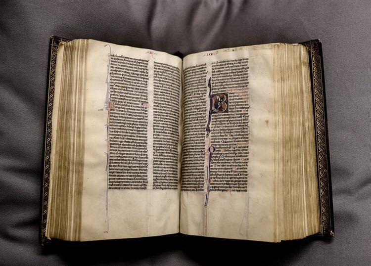 O biblie rară medievală din biblioteca Catedralei din Canterbury, salvată după aproape 500 de ani 
