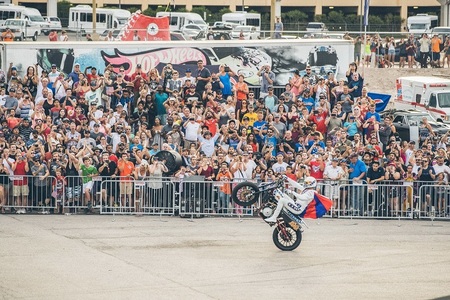 History recreează cele mai periculoase cascadorii ale lui Evel Knievel, într-un show transmis din Las Vegas