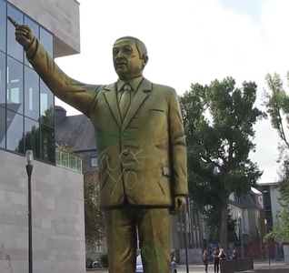 Germania: O statuie aurită care îl înfăţişează pe Erdogan, demontată din cauza controverselor provocate