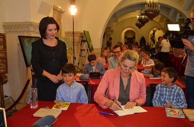 Mihai Şora, Cristian Tudor Popescu, Maia Morgenstern, Marius Manole vor fi colegi de bancă pentru copii, la Ora de Caligrafie ediţia a II-a