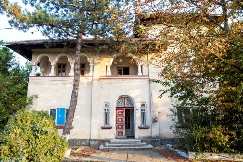 Conacul boieresc Cioceanu, în stil neoromânesc, scos la licitaţie de Artmark Historical Estate de la 35.000 de euro