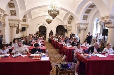 Ora de caligrafie - Şora: Scrisul de mână înseamnă o disciplină intelectuală. Consilier de stat: Contribuie la formarea personalităţii copilului