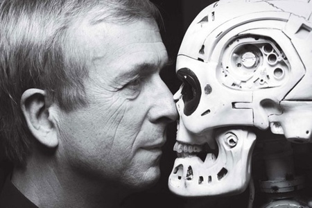 Omul de ştiinţă care conectează creierul cu AI, profesorul Kevin Warwick, supranumit Captain Cyborg, vine la Bucureşti, la  Internet & Mobile World
