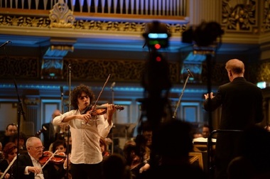 Concursul "George Enescu" - Vikram Sedona şi Giuseppe Gibboni din Italia au câştigat locurile II şi III la Secţiunea Vioară. Premiul I nu s-a acordat în această ediţie
