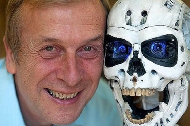 INTERVIU: Kevin Warwick, cercetător în domeniul Inteligenţei Artificiale: Oamenii sunt o specie rămasă în urmă care se zbate pentru chestiuni banale cum ar fi afacerile, politica, în loc să fie preocupată de aspectele importante ale propriului viitor