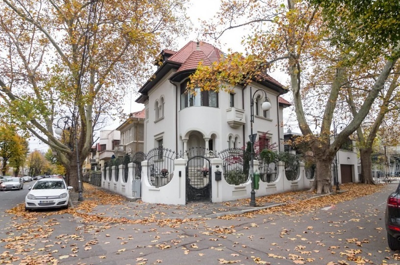O vilă neobrâncovenească cu accente bizantine, estimată la 2,5 milioane de euro, este pusă în vânzare de Artmark Historical Estate - FOTO
