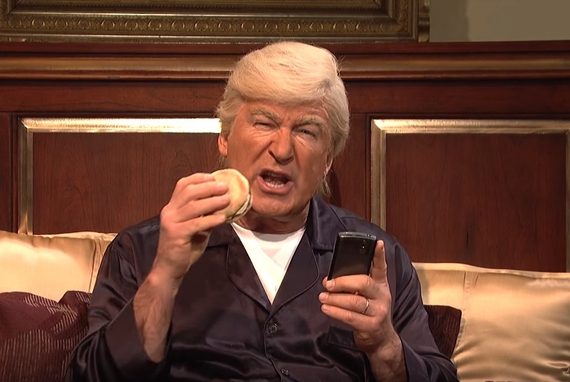 Alec Baldwin reia interpretarea lui Donald Trump în sezonul al 44-lea al emisiunii "Saturday Night Live" din 29 septembrie