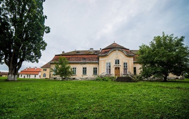 Castelul contelui Sámuel Teleki, locul de întâlnire al capetelor încoronate ale Europei, scos la licitaţie de la 650.000 de euro - FOTO