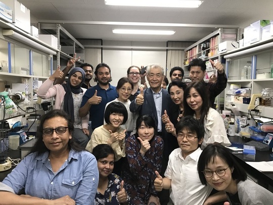 Tasuku Honjo, alături de studenţii săi la Universitatea din Kyoto