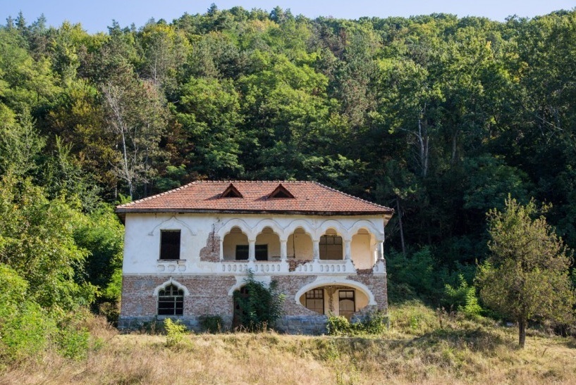 Vila Basarab de la Cozia, în stil neoromânesc cu influenţe art nouveau, este scoasă la licitaţie de la 80.000 de euro - FOTO