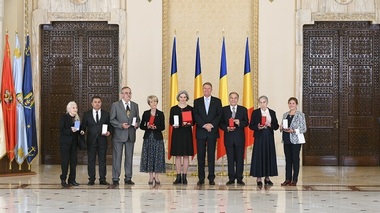 Preşedintele Iohannis a decorat actori ai Teatrului Evreiesc de Stat, pe Cătălina Buzoianu şi pe Ernst Leonhardt