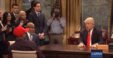 Alec Baldwin, în reconstituirea întâlnirii dintre preşedintele Trump şi rapperul Kanye West la prima ediţie SNL - VIDEO