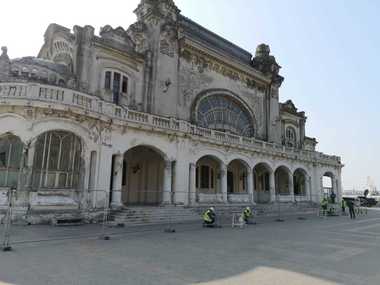 Constanţa: Au început lucrările de punere în siguranţă a Cazinoului; acestea trebuie finalizate până în 14 noiembrie. FOTO

