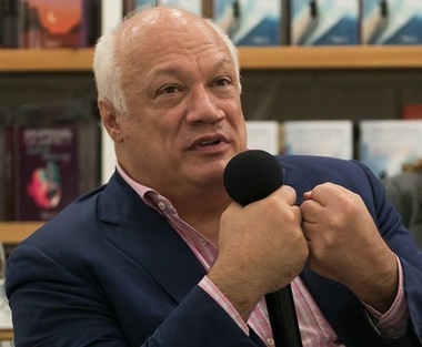 INTERVIU - Scriitorul Eric-Emmanuel Schmitt: Europa fabrică vieţi care sunt lipsite de realitate şi care trăiesc într-un imaginar întemeiat pe violenţă